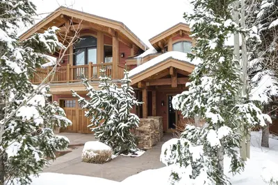 Image de Spacieuse 4500Sq / Ft - 5 Chambres 5. 5 Bath - Théâtre - Ski, magasiner, manger à quelques pas!