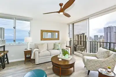 Image de Étage élevé avec vue sur l'océan! Chambre A / C, W / D, WiFi, Parking!
