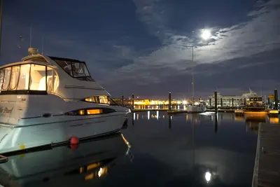 Image de Boston Harbor Yacht, Ac \/ Heat, à pied de l'extrémité nord WiFi