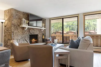 Image de Pas besoin de voiture! Sur la ligne de bus gratuite de la ville de Vail, marchez jusqu'au village de Vail et aux vues de Lionshead Vail Mtn!