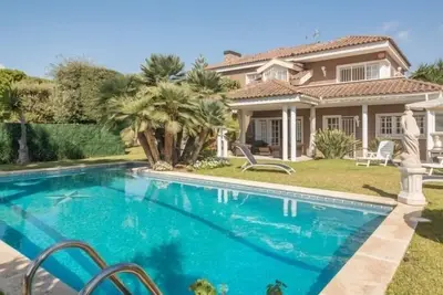 Image de R60 Villa con jardĂn y piscina