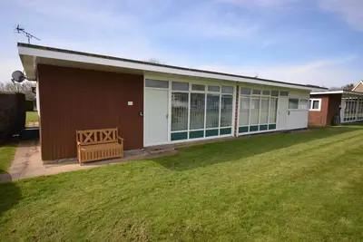 Bien équipé et propre, près de la rivière avec piscine saisonnière, Nr12 9pn