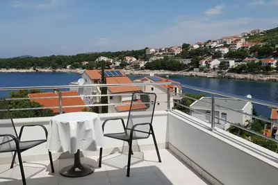 Image de Appartement de deux chambres avec la terrasse et la vue sur le mer Bilo, Primosten (A-14601-f)