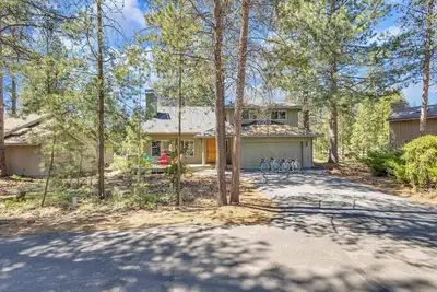Image de 2 Awbrey est une maison spacieuse située près du parc Fort Rock et des pistes cyclables!