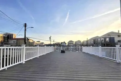 Image de Location d'été! Parking! Récemment rénové! 2 pâtés de maisons de la plage! 6 couchages