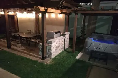 Image de Appartement privé en bas des escaliers avec entrée extérieure.