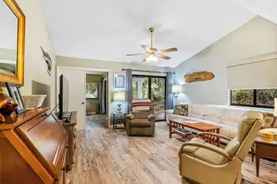 Image de Villa de 2 chambres et 2 salles de bain décorée avec goût. À distance de marche de la plage. S4410 Villa