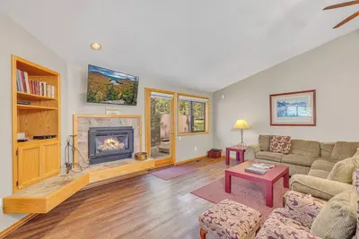 Image de Le 9 Coyote Lane est un chalet accueillant les animaux de compagnie situé à proximité des magasins.