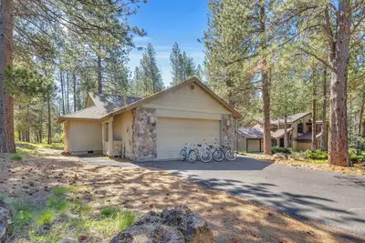 Image de 11 Lost Lane est une maison à un seul niveau, proche de Sharc et du centre commercial Village Mall.