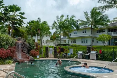 Image de Grand condo avec Ac, piscine, bain Ă remous, barbecue, centre de fitness. Proche de tout.
