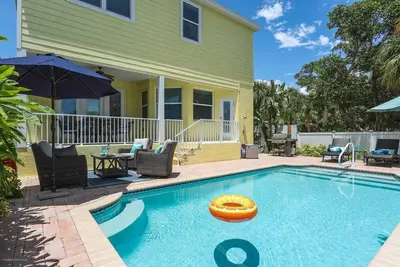 Image de Marchez jusqu'au village, piscine d'eau salée chauffée, vélo / marche de la plage, WiFi / câble, maison personnalisée
