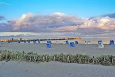 Image de Maison au toit de tente avec grand terrain - Maison au toit de tente avec W-Lan, chaise de plage et grande terrasse