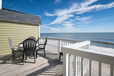 Image de Condo familial en bord de mer avec installations incroyables, accès à la piscine et à la plage, kiosques de jardin et centre de loisirs avec gymnase, piscine / jacuzzi et salons