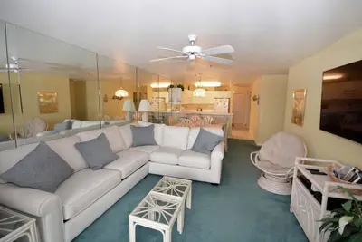 Image de Détendez-vous et profitez de ce condo de deux Bd côté baie avec une piscine extérieure et une connexion Wi-Fi gratuite