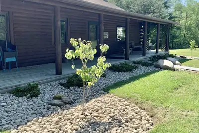 Authentique cabane en rondins Hocking Hills avec maison d’hôtes sur 12 hectares privés avec étang