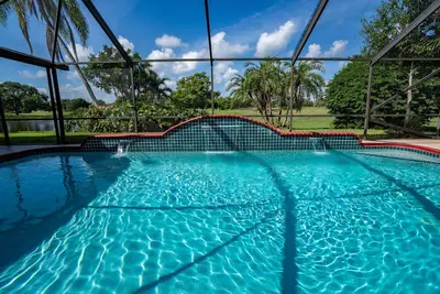 Image de Maison aérée avec piscine cascade chauffée surveillant le parcours de golf, à quelques minutes de la plage