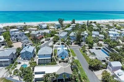 Image de Vente de printemps! Prix réduit jusqu'au 31 mai! Retraite Ami: 200 pas de la plage! ! Vivez le luxe décontracté dans cette famille et les animaux de compagnie Piscine privée Accueil.