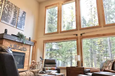 Image de Riverfront Home Bordering Glacier National Park sur 9 acres! ! !