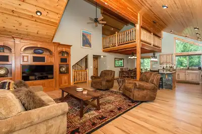 Image de Maison de luxe Tahoe Donner dans une rue calme, à 2 minutes de la randonnée et du mont. Cyclisme! Près du ski!
