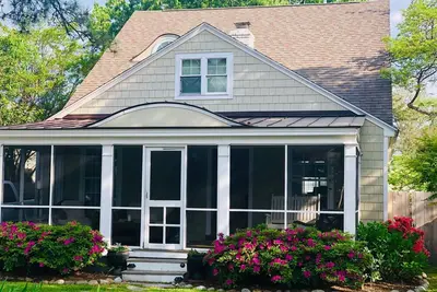 Image de Magnifiquement rénové chalet de 1935 sur rare, bordée d'arbres North End Street.