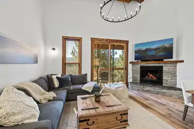 Image de Condo Goldbend sur la route de la navette, accès au centre de loisirs avec piscine ronde et fitness