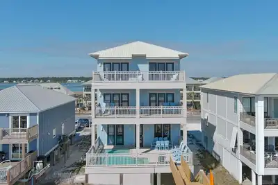 Image de Fun Beachfront Home Piscine chauffée privée Ascenseur Handicap accessible 'Hangin 10'