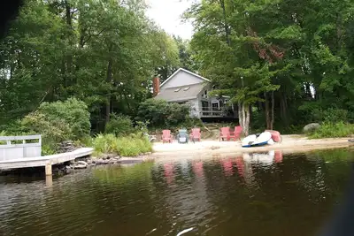 Image de Lakefront Pocono Retreat \/ Famille et animaux acceptés \/ canoës \/ kayak \/ chaloupe \/ Fire pit!