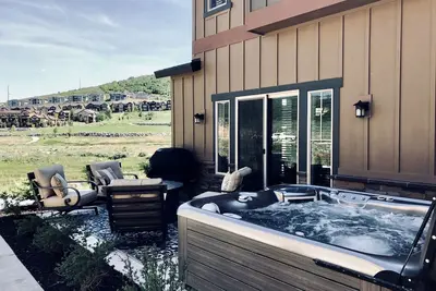 Image de Brand New Luxury Park City - Spa privé et foyer au gaz, près des stations de ski