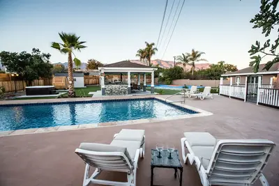 Image de Oasis extérieure w \/ Pool, Sauna, Jacuzzi, Court de Sport