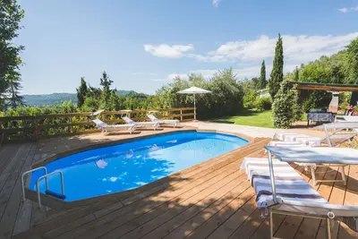 Image de Belle maison avec piscine entourée de verdure, moderne, finitions de luxe