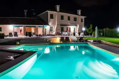 Image de Application luxueuse Maison De Charme. dans villa de campagne avec piscine, Wifi, climatisation