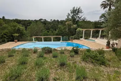 Image de St Paul en Foret, maisonnette 2/4 personnes, piscine + jacuzzi