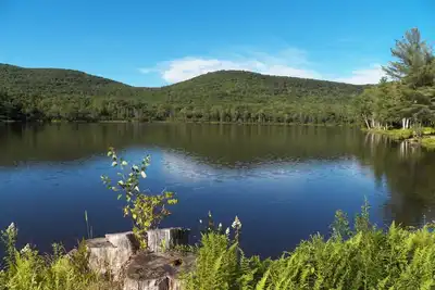 Image de Belle maison de lac sur un lac semi-privé de 28 acres