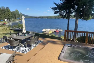 Image de Belle maison moderne sur le lac Deka avec quai privé et bain à remous.