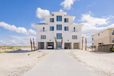 Image de \"The Pearl\" Nouvelle maison avec piscine chauffée, 12 chambres / 12. 5bath, Sleeps 38, ascenseur