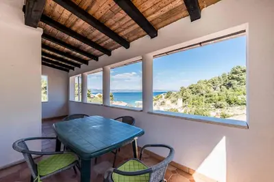 Image de Appartement de deux chambres avec la terrasse et la vue sur le mer Baie Donja Krušica, Solta (A-15636-b)