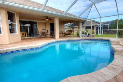 Image de Belle maison familiale avec piscine chauffée dans quartier calme.