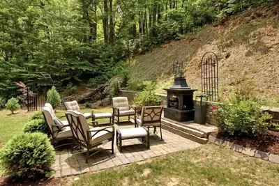Image de 10 minutes de Dt Asheville, vues magnifiques, cheminée, terrasse Lg, Wifi, entièrement approvisionné