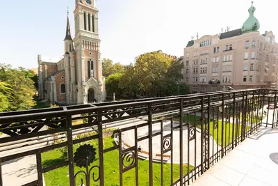 Image de Spacieux appartement de luxe avec balcon donnant sur la magnifique place de l'église