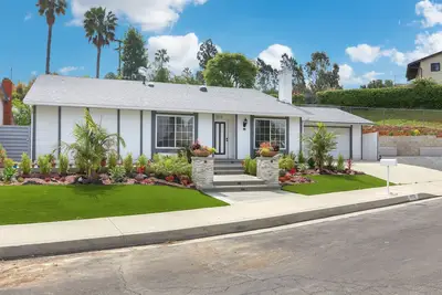 Image de Pratique pour Disneyland (moins de 15 miles) Modern Deco Home peut accueillir jusqu'à 16