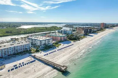 Image de Oceanfront Condo * Hdtv * WiFi gratuit / Parking * Grill * Piscine * Fournitures de plage / Jouets * Jacuzzi
