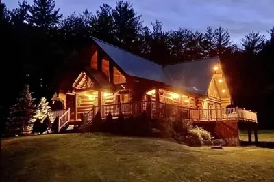 Adirondack Great Camp style. Des bûches massives et des détails impressionnants vous invitent ici