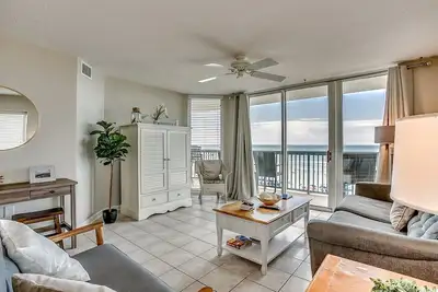 Image de AshWorth 401, condo front de mer de 4 chambres, bain Ă remous et une connexion Wi-Fi gratuite!