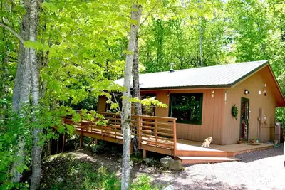 Belle Cabane dans les bois près de Bayfield, à côté de la baie de framboise