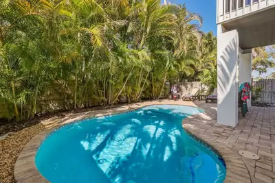 Image de Vente de printemps! Prix r��duit jusqu'au 31 mai! Island Hideaway East- Superbe piscine privée à la maison à quelques pâtés de maison de la plage!
