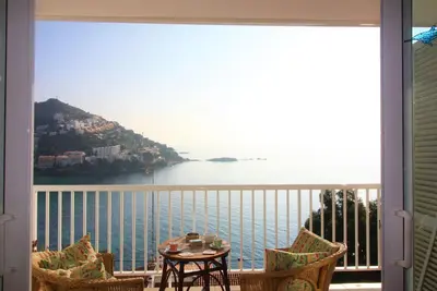 Image de Très bien situé dans la crique de Canyelles Petites avec superbe vue mer. <br>50m2 pour 6 pe