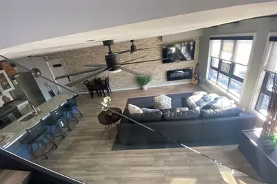 Image de Condo contemporain situé dans le centre-ville historique de Saugatuck!