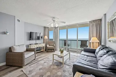 Image de AshWorth 1808, Condo 3 chambres sur la plage, bain Ă remous et connexion Wi-Fi gratuite!