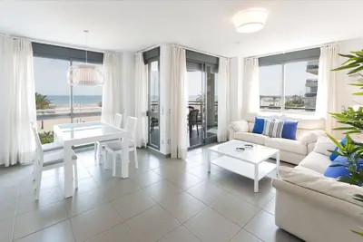 Image de Oceanfront avec une vue imprenable sur le coucher de soleil! Fraîchement décoré! !