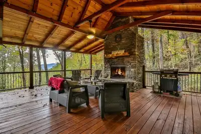 Image de Superbe cheminée extérieure vous accueille au Living On Mountain Tyme sous la canopée du Cohutta M